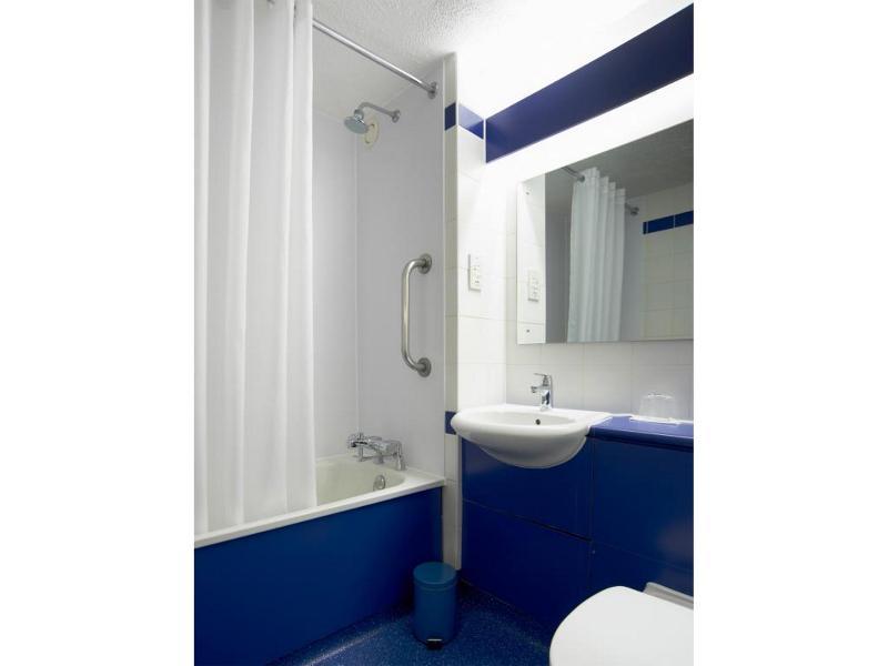 Travelodge Southampton Central Exterior photo